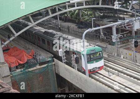 Der erste U-Bahn-Zug Bangladeschs während seines ersten förmlichen Probefahrens auf dem Viadukt in der Hauptstadt hat am 29. August 2021 in Dhaka, Bangladesch, begonnen. Obwohl die U-Bahn eine Höchstgeschwindigkeit von 110 km/h haben wird, wird der Zug im Rahmen des Leistungstests vorerst mit einer Geschwindigkeit von fünf km/h fahren. Dann wird die Geschwindigkeit schrittweise erhöht. Schließlich wird der Zug mit einer Geschwindigkeit von 25 km fahren (Foto: Mamunur Rashid/NurPhoto) Stockfoto