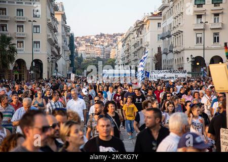 Hunderte von Demonstranten mit Transparenten, wie sie auf dem Aristoteles-Platz zu sehen waren. In der Stadt Thessaloniki fanden mehrere Proteste mit Tausenden von Demonstranten statt. Die Demonstration war gegen die verpflichtende COVID-19-Impfmaßnahme der Beschäftigten im öffentlichen Gesundheitswesen, Ärzte und Lehrer zur Bekämpfung der Pandemie ab dem 1. September werden 2021 nicht geimpfte Regierungsmitarbeiter im Gesundheitssektor ausgesetzt. Tausende von Demonstranten kamen aus Nordgriechenland, das stundenlang im Stadtzentrum marschierte, nachdem sie Reden gehalten hatten. Unter den Protestierenden christlich-orthodoxe Priester, Nationalisten und healthca Stockfoto