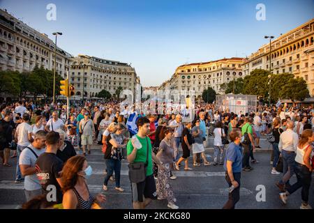 Hunderte von Demonstranten mit Transparenten, wie sie auf dem Aristoteles-Platz zu sehen waren. In der Stadt Thessaloniki fanden mehrere Proteste mit Tausenden von Demonstranten statt. Die Demonstration war gegen die verpflichtende COVID-19-Impfmaßnahme der Beschäftigten im öffentlichen Gesundheitswesen, Ärzte und Lehrer zur Bekämpfung der Pandemie ab dem 1. September werden 2021 nicht geimpfte Regierungsmitarbeiter im Gesundheitssektor ausgesetzt. Tausende von Demonstranten kamen aus Nordgriechenland, das stundenlang im Stadtzentrum marschierte, nachdem sie Reden gehalten hatten. Unter den Protestierenden christlich-orthodoxe Priester, Nationalisten und healthca Stockfoto