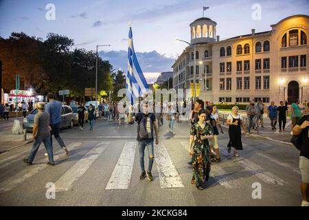 Tausende Demonstranten mit Fahnen und Transparenten marschieren vor dem Weißen Turm, dem Symbol der Stadt. In der Stadt Thessaloniki fanden mehrere Proteste mit Tausenden von Demonstranten statt. Die Demonstration war gegen die verpflichtende COVID-19-Impfmaßnahme der Beschäftigten im öffentlichen Gesundheitswesen, Ärzte und Lehrer zur Bekämpfung der Pandemie ab dem 1. September werden 2021 nicht geimpfte Regierungsmitarbeiter im Gesundheitssektor ausgesetzt. Tausende von Demonstranten kamen aus Nordgriechenland, das stundenlang im Stadtzentrum marschierte, nachdem sie Reden gehalten hatten. Unter den Demonstranten Stockfoto