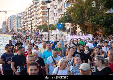 Tausende von Demonstranten an der Küste von Thessaloniki mit griechischen Fahnen und Transparenten marschieren während der Proteste. In der Stadt Thessaloniki fanden mehrere Proteste mit Tausenden von Demonstranten statt. Die Demonstration war gegen die verpflichtende COVID-19-Impfmaßnahme der Beschäftigten im öffentlichen Gesundheitswesen, Ärzte und Lehrer zur Bekämpfung der Pandemie ab dem 1. September werden 2021 nicht geimpfte Regierungsmitarbeiter im Gesundheitssektor ausgesetzt. Tausende von Demonstranten kamen aus Nordgriechenland, das stundenlang im Stadtzentrum marschierte, nachdem sie Reden gehalten hatten. Unter den Demonstranten Stockfoto