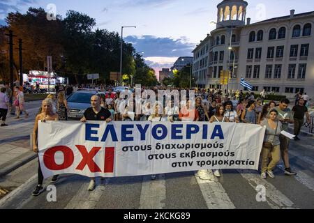 In der Stadt Thessaloniki fanden mehrere Proteste mit Tausenden von Demonstranten statt. Die Demonstration war gegen die verpflichtende COVID-19-Impfmaßnahme der Beschäftigten im öffentlichen Gesundheitswesen, Ärzte und Lehrer zur Bekämpfung der Pandemie ab dem 1. September werden 2021 nicht geimpfte Regierungsmitarbeiter im Gesundheitssektor ausgesetzt. Tausende von Demonstranten kamen aus Nordgriechenland, das stundenlang im Stadtzentrum marschierte, nachdem sie Reden gehalten hatten. Unter den Protestierenden wurden christlich-orthodoxe Priester, Nationalisten und Beschäftigte des Gesundheitswesens entdeckt. Thessaloniki, Griechenland am 29. August 2021 Stockfoto