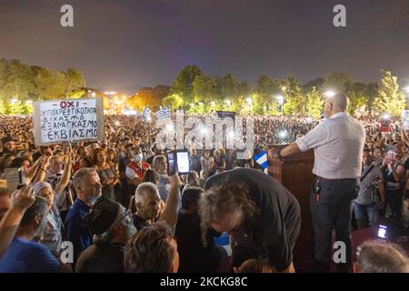 Ein lokaler Universitätsprofessor spricht mit der Menge. In der Stadt Thessaloniki fanden mehrere Proteste mit Tausenden von Demonstranten statt. Die Demonstration war gegen die verpflichtende COVID-19-Impfmaßnahme der Beschäftigten im öffentlichen Gesundheitswesen, Ärzte und Lehrer zur Bekämpfung der Pandemie ab dem 1. September werden 2021 nicht geimpfte Regierungsmitarbeiter im Gesundheitssektor ausgesetzt. Tausende von Demonstranten kamen aus Nordgriechenland, das stundenlang im Stadtzentrum marschierte, nachdem sie Reden gehalten hatten. Unter den Protestierenden christlich-orthodoxe Priester, Nationalisten und Beschäftigte im Gesundheitswesen Stockfoto