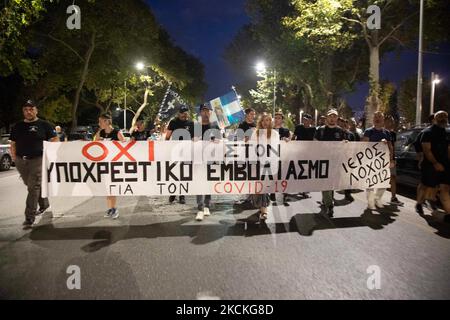 In der Stadt Thessaloniki fanden mehrere Proteste mit Tausenden von Demonstranten statt. Die Demonstration war gegen die verpflichtende COVID-19-Impfmaßnahme der Beschäftigten im öffentlichen Gesundheitswesen, Ärzte und Lehrer zur Bekämpfung der Pandemie ab dem 1. September werden 2021 nicht geimpfte Regierungsmitarbeiter im Gesundheitssektor ausgesetzt. Tausende von Demonstranten kamen aus Nordgriechenland, das stundenlang im Stadtzentrum marschierte, nachdem sie Reden gehalten hatten. Unter den Protestierenden wurden christlich-orthodoxe Priester, Nationalisten und Beschäftigte des Gesundheitswesens entdeckt. Thessaloniki, Griechenland am 29. August 2021 Stockfoto