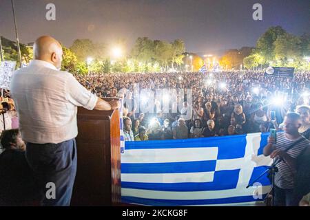 Ein lokaler Universitätsprofessor spricht mit der Menge. In der Stadt Thessaloniki fanden mehrere Proteste mit Tausenden von Demonstranten statt. Die Demonstration war gegen die verpflichtende COVID-19-Impfmaßnahme der Beschäftigten im öffentlichen Gesundheitswesen, Ärzte und Lehrer zur Bekämpfung der Pandemie ab dem 1. September werden 2021 nicht geimpfte Regierungsmitarbeiter im Gesundheitssektor ausgesetzt. Tausende von Demonstranten kamen aus Nordgriechenland, das stundenlang im Stadtzentrum marschierte, nachdem sie Reden gehalten hatten. Unter den Protestierenden christlich-orthodoxe Priester, Nationalisten und Beschäftigte im Gesundheitswesen Stockfoto