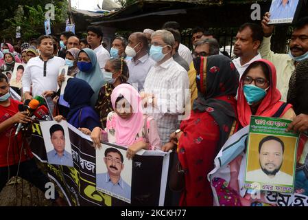 Angehörige halten Portraits ihrer vermissten Familienmitglieder bei einer Veranstaltung der Bangladesh Nationalist Party am Internationalen Tag der Opfer erzwungener Verschwindenlassen in Dhaka, Bangladesch, am 30. August 2021. (Foto von Mamunur Rashid/NurPhoto) Stockfoto