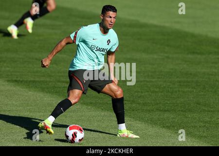 Portugals Stürmer Cristiano Ronaldo in Aktion während einer Trainingseinheit im Trainingslager Cidade do Futebol in Oeiras, Portugal, am 30. August 2021, als Teil der Vorbereitung des Teams auf das kommende FIFA World Cup Qatar 2022 Qualifying Football Match gegen Irland. (Foto von Pedro Fiúza/NurPhoto) Stockfoto