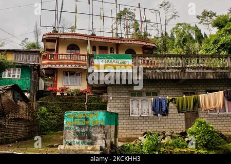 Gorkhaland unterzeichnet am 29. Mai 2010 ein Haus in Khurseng, Westbengalen, Indien. Die nepalesische Gemeinschaft und die politischen Führer drängen auf Gorkhaland (einen separaten nepalesischen Staat, in dem die nepalesische Gemeinschaft ein Teil Indiens bleiben würde, sich aber von Siliguri und Westbengalen befreien würde). Die indische Regierung hat „Gorkhaland“ nicht anerkannt, obwohl viele nepalesische Bewohner auf Anfrage behaupten, im Gebiet von Gorkhaland zu leben. (Foto von Creative Touch Imaging Ltd./NurPhoto) Stockfoto