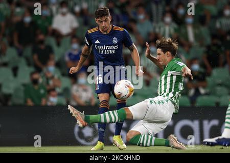 Federico Valverde von Real Madrid und Juan Miranda von Betis kämpfen beim Spiel der La Liga Santader zwischen Real Betis und Real Madrid CF am 28. August 2021 im Estadio Benito Villamarin in Sevilla, Spanien, um den Ball. (Foto von Jose Breton/Pics Action/NurPhoto) Stockfoto