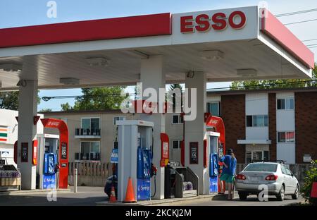 Esso Station auf der Whyte Avenue in Edmonton. Am Montag, den 30. August 2021, in Edmonton, Alberta, Kanada. (Foto von Artur Widak/NurPhoto) Stockfoto