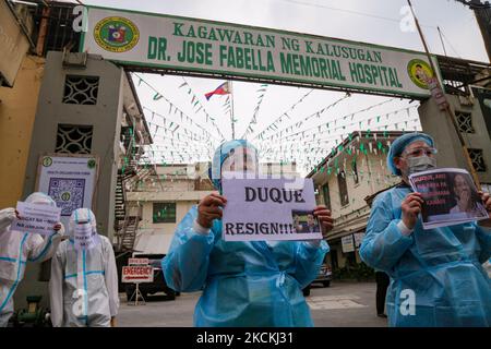 Am 31. August 2021 protestieren Gesundheitsmitarbeiter vor dem Dr. Jose Fabella Memorial Hospital in Manila, Philippinen, mit einem Lärmschutzvorfall. Die Gruppe schlug das Gesundheitsministerium vor und forderte den Rücktritt ihres Sekretärs, Dr. Francisco Duque III, wegen ihrer angeblichen Nichtfreigabe von Leistungen und Sonderrisikozulagen für Krankenhauspersonal im Kampf gegen die Pandemie von COVID19. (Foto von George Calvelo/NurPhoto) Stockfoto