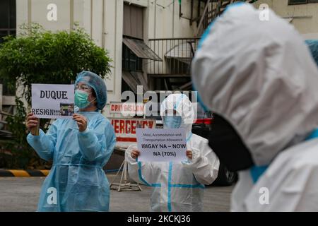 Am 31. August 2021 protestieren Gesundheitsmitarbeiter vor dem Dr. Jose Fabella Memorial Hospital in Manila, Philippinen, mit einem Lärmschutzvorfall. Die Gruppe schlug das Gesundheitsministerium vor und forderte den Rücktritt ihres Sekretärs, Dr. Francisco Duque III, wegen ihrer angeblichen Nichtfreigabe von Leistungen und Sonderrisikozulagen für Krankenhauspersonal im Kampf gegen die Pandemie von COVID19. (Foto von George Calvelo/NurPhoto) Stockfoto