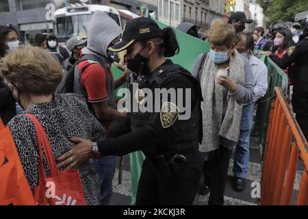 Mitglieder der Nationalen Front des Kampfes für den Sozialismus (FNLS), stoppen den Fahrzeugverkehr während einer Demonstration im Zocalo von Mexiko-Stadt, anlässlich des Internationalen Tages der Opfer von Verschwindenlassen, um die Präsentation aller verschwundenen Häftlinge lebendig zu fordern, Die sofortige und bedingungslose Freilassung aller politischen Gefangenen sowie die Verhandlung und Bestrafung der Verantwortlichen für Verbrechen gegen die Menschlichkeit und Staatsverbrechen. (Foto von Gerardo Vieyra/NurPhoto) Stockfoto