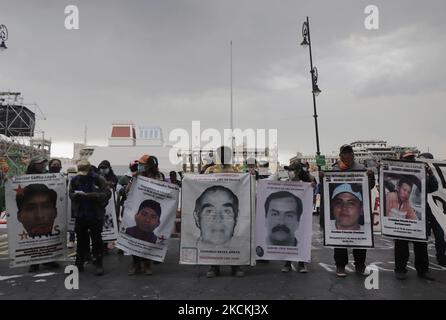 Mitglieder der Nationalen Front des Kampfes für den Sozialismus (FNLS), demonstrierten im Zocalo von Mexiko-Stadt anlässlich des Internationalen Tages der Opfer erzwungener Verschwindenlassen, um die Präsentation aller verschwundenen Häftlinge lebendig zu fordern, Die sofortige und bedingungslose Freilassung aller politischen Gefangenen und die Verhandlung und Bestrafung der Verantwortlichen für Verbrechen gegen die Menschlichkeit und Staatsverbrechen. (Foto von Gerardo Vieyra/NurPhoto) Stockfoto