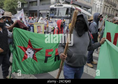 Mitglieder der Nationalen Front des Kampfes für den Sozialismus (FNLS), demonstrierten im Zocalo von Mexiko-Stadt anlässlich des Internationalen Tages der Opfer erzwungener Verschwindenlassen, um die Präsentation aller verschwundenen Häftlinge lebendig zu fordern, Die sofortige und bedingungslose Freilassung aller politischen Gefangenen und die Verhandlung und Bestrafung der Verantwortlichen für Verbrechen gegen die Menschlichkeit und Staatsverbrechen. (Foto von Gerardo Vieyra/NurPhoto) Stockfoto