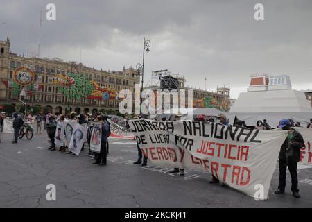 Mitglieder der Nationalen Front des Kampfes für den Sozialismus (FNLS), demonstrierten im Zocalo von Mexiko-Stadt anlässlich des Internationalen Tages der Opfer erzwungener Verschwindenlassen, um die Präsentation aller verschwundenen Häftlinge lebendig zu fordern, Die sofortige und bedingungslose Freilassung aller politischen Gefangenen und die Verhandlung und Bestrafung der Verantwortlichen für Verbrechen gegen die Menschlichkeit und Staatsverbrechen. (Foto von Gerardo Vieyra/NurPhoto) Stockfoto