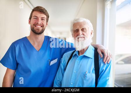 HES wird so viel mehr als mein Patient. Porträt eines jungen Arztes und seines älteren Patienten, die zusammen im Krankenhaus posieren. Stockfoto