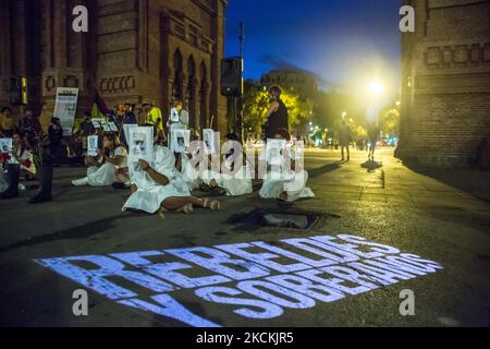 Demonstranten werden vor der Projektion gesehen, mit der sagt, Rebellen und Herrscher. Rund 200 Menschen haben vor dem Arc de Triomf in Barcelona gegen die 6402 außergerichtlichen Tötungen demonstriert, die von der Armee im Zusammenhang mit dem bewaffneten Konflikt in Kolumbien begangen wurden, ein Phänomen, das als „falsche positive“ bekannt ist. Die Demonstration fand anlässlich des Internationalen Tages der Opfer des gewaltsamen Verschwindens statt, der jedes Jahr am 30. August begangen wird und an dem Ricardo 'Profe', einer der als erste Verteidigungslinie bekannten, an den regierungsfeindlichen Protesten teilnahm. In Kolumbien (Foto von Stockfoto