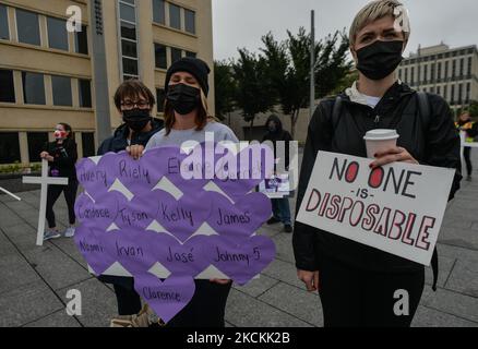 Edmontonier mit Schildern, Fotos von Angehörigen und Kreuzen mit violetten Bändern und Herzen versammeln sich zum International Overdose Awareness Day auf der Capital Plaza vor dem Federal Building, mit Blick auf die Gesetzgebung von Alberta, um auf die Zahl der Menschen aufmerksam zu machen, die täglich an Überdosen sterben. Am Dienstag, den 31. August 2021, Kanada. (Foto von Artur Widak/NurPhoto) Stockfoto