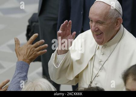 Papst Franziskus segnet ein Kind während seiner wöchentlichen Generalaudienz, die am Mittwoch, den 1. September 2021, im Saal Paul VI. Im Vatikan abgehalten wird. (Foto von Massimo Valicchia/NurPhoto) Stockfoto