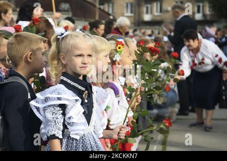 Die Erstklässler nehmen an einer Zeremonie zum Beginn des neuen Schuljahres in Kiew, Ukraine, Teil. 1. September 2021 (Foto von Maxym Marusenko/NurPhoto) Stockfoto