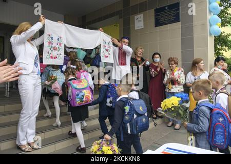 Die Erstklässler nehmen an einer Zeremonie zum Beginn des neuen Schuljahres in Kiew, Ukraine, Teil. 1. September 2021 (Foto von Maxym Marusenko/NurPhoto) Stockfoto