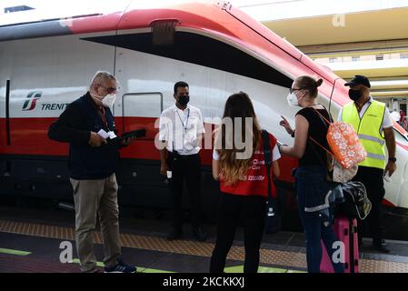 Ein Inspektor (L) überprüft Passagiere, die am 1. September 2021 am Bahnhof Porta Nuova in Turin in einen Hochgeschwindigkeitszug „Frecciarossa“ einsteigen, um ihren sogenannten Grünen Pass zu erhalten. - Seit Anfang August verlangt Italien Impfnachweise, eine kürzlich erfolgte Genesung des Coronavirus oder einen negativen Test für Menschen, die in Innenräumen speisen oder Museen und Sportveranstaltungen besuchen möchten. Ab September 1 ist der sogenannte Green Pass für Lehrer und in Zügen und Flugzeugen obligatorisch (Foto: Alberto Gandolfo/NurPhoto) Stockfoto