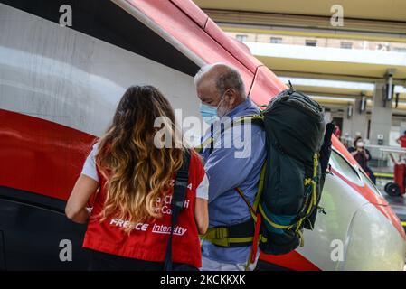 Ein Inspektor (L) überprüft Passagiere, die am 1. September 2021 am Bahnhof Porta Nuova in Turin in einen Hochgeschwindigkeitszug „Frecciarossa“ einsteigen, um ihren sogenannten Grünen Pass zu erhalten. - Seit Anfang August verlangt Italien Impfnachweise, eine kürzlich erfolgte Genesung des Coronavirus oder einen negativen Test für Menschen, die in Innenräumen speisen oder Museen und Sportveranstaltungen besuchen möchten. Ab September 1 ist der sogenannte Green Pass für Lehrer und in Zügen und Flugzeugen obligatorisch (Foto: Alberto Gandolfo/NurPhoto) Stockfoto