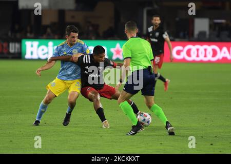 Der DC United-Angreifer Edison Flores und der Philadelphia-Verteidiger Jack Elliot kämpfen heute am 28. August 2021 im Audi-Feld in Washington DC, USA, gegen den Ball. Endergebnis DC United 3 Philadelphia 1 (Foto von Lenin Nolly/NurPhoto) Stockfoto