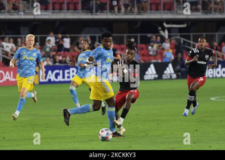 Der DC United-Stürmer Yordy Reyna und der Philadelphia-Verteidiger Alvas Powell kämpfen heute am 28. August 2021 im Audi-Feld in Washington DC, USA, gegen den Ball. Endergebnis DC United 3 Philadelphia 1 (Foto von Lenin Nolly/NurPhoto) Stockfoto