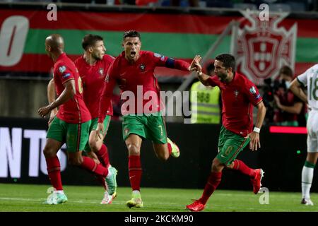 Portugals Stürmer Cristiano Ronaldo (C ) feiert nach einem Tor und bricht Ali Daeis 109-Tore-Weltrekord während der FIFA Weltmeisterschaft 2022 Europäische Qualifikationsrunde Gruppe A Fußballspiel zwischen Portugal und der Republik Irland, im Algarve-Stadion in Faro, Portugal, am 1. September 2021. (Foto von Pedro FiÃºza/NurPhoto) Stockfoto