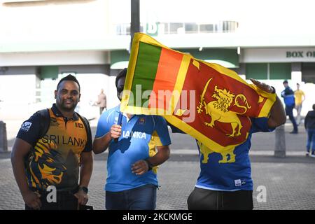 Sydney, Australien. 05.. November 2022. Cricket-Fans vor dem Spiel der ICC Men's T20 World Cup Group 1 zwischen England und Sri Lanka auf dem Sydney Cricket Ground am 05. November 2022 in Sydney, Australien. DAS BILD DARF NUR REDAKTIONELL VERWENDET WERDEN – ES DARF NICHT KOMMERZIELL VERWENDET WERDEN. Keine Verwendung bei Wetten, Spielen oder Veröffentlichungen einzelner Clubs/Vereine/Spieler. Kredit: Izhar Ahmed Khan/Alamy Live Nachrichten/Alamy Live Nachrichten Stockfoto