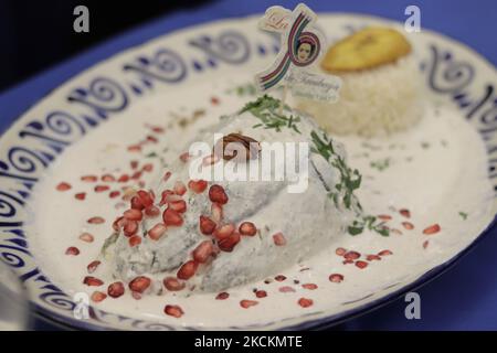 Chile en Nogada wird mit einem Poblano-Pfeffer zubereitet, der mit einer Mischung aus Rind- und Schweinefleisch, Tomaten, Maissalat, Früchten (Banane, Pfirsich, apfel und Birne), Sultaninen, Mandeln und Gewürzen. Es wird in einer Walnusssauce gebadet, die als Nogada bekannt ist, garniert mit Granatapfelkernen und Petersilienblättern. Das Grün der Poblano-Paprika und der Petersilie stehen für Unabhängigkeit, das Weiß der Nogada und Walnüsse für Religion und das Rot der Granatapfelkerne, die Vereinigung der Völker. (Foto von Gerardo Vieyra/NurPhoto) Stockfoto