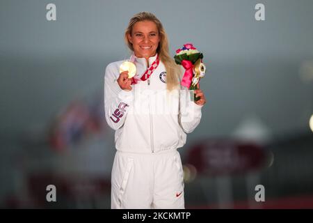 01/09/2021 Tokio, Japan. Oksana Masters of the United States posiert mit ihrer Goldmedaille für das Radrennen der Frauen H5 bei den Paralympics in Tokio am 1. September 2021 auf dem Fuji International Speedway in der Präfektur Shizuoka in Oyama, Zentraljapan. Oksana wurde mit mehreren strahleninduzierten Geburtsfehlern geboren, die auf die Radioaktivität zurückzuführen waren, die durch den nuklearen Unfall in Tschernobyl im Norden der ukrainischen SSR in ihrem Geburtsland, der Sowjetunion, freigesetzt wurde. (Foto von Mauro Ujetto/NurPhoto) Stockfoto