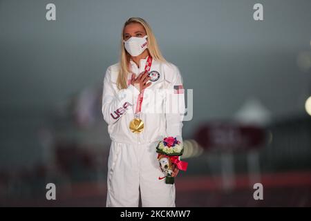 01/09/2021 Tokio, Japan. Oksana Masters of the United States posiert mit ihrer Goldmedaille für das Radrennen der Frauen H5 bei den Paralympics in Tokio am 1. September 2021 auf dem Fuji International Speedway in der Präfektur Shizuoka in Oyama, Zentraljapan. Oksana wurde mit mehreren strahleninduzierten Geburtsfehlern geboren, die auf die Radioaktivität zurückzuführen waren, die durch den nuklearen Unfall in Tschernobyl im Norden der ukrainischen SSR in ihrem Geburtsland, der Sowjetunion, freigesetzt wurde. (Foto von Mauro Ujetto/NurPhoto) Stockfoto