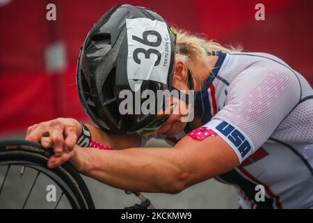 01/09/2021 Tokio, Japan. Oksana Masters of the United States feiert am 1. September 2021 auf dem Fuji International Speedway in der Präfektur Shizuoka in Oyama, Zentraljapan, den Sieg beim Radrennen der Frauen H5 bei den Paralympics in Tokio. Oksana wurde mit mehreren strahleninduzierten Geburtsfehlern geboren, die auf die Radioaktivität zurückzuführen waren, die durch den nuklearen Unfall in Tschernobyl im Norden der ukrainischen SSR in ihrem Geburtsland, der Sowjetunion, freigesetzt wurde. (Foto von Mauro Ujetto/NurPhoto) Stockfoto