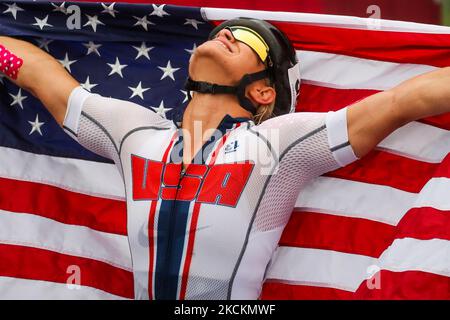 01/09/2021 Tokio, Japan. Oksana Masters of the United States feiert am 1. September 2021 auf dem Fuji International Speedway in der Präfektur Shizuoka in Oyama, Zentraljapan, den Sieg beim Radrennen der Frauen H5 bei den Paralympics in Tokio. Oksana wurde mit mehreren strahleninduzierten Geburtsfehlern geboren, die auf die Radioaktivität zurückzuführen waren, die durch den nuklearen Unfall in Tschernobyl im Norden der ukrainischen SSR in ihrem Geburtsland, der Sowjetunion, freigesetzt wurde. (Foto von Mauro Ujetto/NurPhoto) Stockfoto