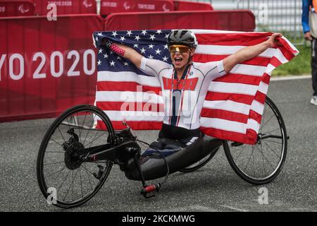 01/09/2021 Tokio, Japan. Oksana Masters of the United States feiert am 1. September 2021 auf dem Fuji International Speedway in der Präfektur Shizuoka in Oyama, Zentraljapan, den Sieg beim Radrennen der Frauen H5 bei den Paralympics in Tokio. Oksana wurde mit mehreren strahleninduzierten Geburtsfehlern geboren, die auf die Radioaktivität zurückzuführen waren, die durch den nuklearen Unfall in Tschernobyl im Norden der ukrainischen SSR in ihrem Geburtsland, der Sowjetunion, freigesetzt wurde. (Foto von Mauro Ujetto/NurPhoto) Stockfoto