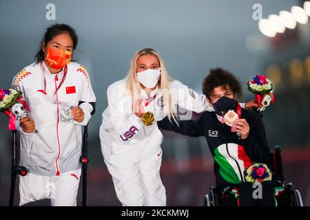 01/09/2021 Tokio, Japan. Oksana Masters of the United States posiert mit ihrer Goldmedaille für das Radrennen der Frauen H5 bei den Paralympics in Tokio am 1. September 2021 auf dem Fuji International Speedway in der Präfektur Shizuoka in Oyama, Zentraljapan. Oksana wurde mit mehreren strahleninduzierten Geburtsfehlern geboren, die auf die Radioaktivität zurückzuführen waren, die durch den nuklearen Unfall in Tschernobyl im Norden der ukrainischen SSR in ihrem Geburtsland, der Sowjetunion, freigesetzt wurde. (Foto von Mauro Ujetto/NurPhoto) Stockfoto