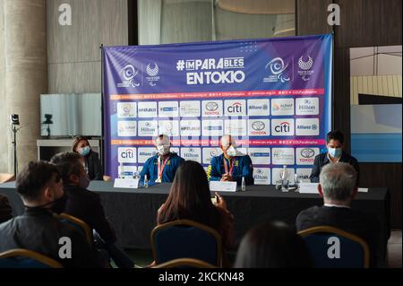 Fabian Torres (links) und Moises Fuentes (Mitte) und Kolumbiens Sportminister Guillermo Herrera (rechts) während einer Veranstaltung im Hilton Corferias Hotel, nachdem die Paralympics-Medaillengewinnerinnen Fabio Torres die Bronzemedaille beim Parapowerheben und die 100-Meter-Silbermedaille von Moises Fuentes nach Kolumbien nach ihrer Teilnahme an den Paralympischen Spielen 2020+1 in Tokio eintrafen. Am 1. September 2021 in Bogota, Kolumbien. (Foto von Sebastian Barros/NurPhoto) Stockfoto