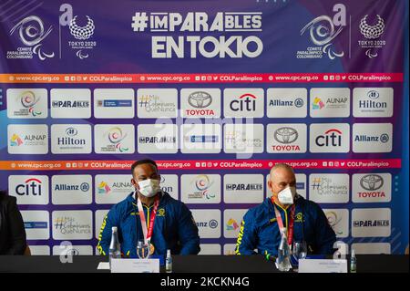 Fabian Torres (links) und Moises Fuentes (rechts) bei einer Veranstaltung im Hilton Corferias Hotel, nachdem die Paralympics-Medaillengewinnerinnen Fabio Torres mit einer Bronzemedaille und Moises Fuentes mit einer 100 Meter langen Silbermedaille nach Kolumbien kamen, nachdem sie an den Paralympischen Spielen 2020+1 in Tokio teilnahmen. Am 1. September 2021 in Bogota, Kolumbien. (Foto von Sebastian Barros/NurPhoto) Stockfoto