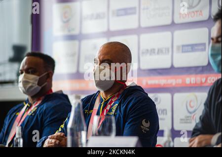 Fabian Torres (links) und Moises Fuentes (rechts) bei einer Veranstaltung im Hilton Corferias Hotel, nachdem die Paralympics-Medaillengewinnerinnen Fabio Torres mit einer Bronzemedaille und Moises Fuentes mit einer 100 Meter langen Silbermedaille nach Kolumbien kamen, nachdem sie an den Paralympischen Spielen 2020+1 in Tokio teilnahmen. Am 1. September 2021 in Bogota, Kolumbien. (Foto von Sebastian Barros/NurPhoto) Stockfoto