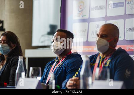 Fabian Torres (links) und Moises Fuentes (rechts) bei einer Veranstaltung im Hilton Corferias Hotel, nachdem die Paralympics-Medaillengewinnerinnen Fabio Torres mit einer Bronzemedaille und Moises Fuentes mit einer 100 Meter langen Silbermedaille nach Kolumbien kamen, nachdem sie an den Paralympischen Spielen 2020+1 in Tokio teilnahmen. Am 1. September 2021 in Bogota, Kolumbien. (Foto von Sebastian Barros/NurPhoto) Stockfoto