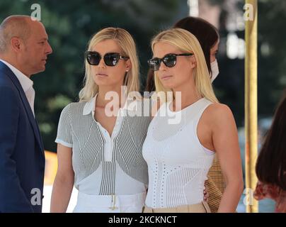 Lady Amelia Spencer und Lady Eliza Spencer werden am 02. September 2021 bei den Internationalen Filmfestspielen von Venedig 78. in Venedig, Italien, zu sehen sein. (Foto von Matteo Chinellato/NurPhoto) Stockfoto