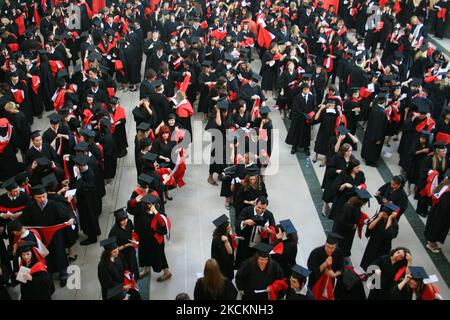 Vor der Einberufung am 16. Juni 2008 in Ontario, Kanada, stehen neue Hochschulabsolventen in einer Halle an. (Foto von Creative Touch Imaging Ltd./NurPhoto) Stockfoto