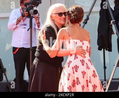 Sophie Hunter und Jane Campion besuchen den roten Teppich des Films „The Power of the Dog“ während der Internationalen Filmfestspiele Venedig 78. am 02. September 2021 in Venedig, Italien. (Foto von Matteo Chinellato/NurPhoto) Stockfoto