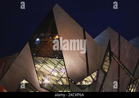 Michael Lee-Chin Crystal Zusätzlich zum Royal Ontario Museum sehen Sie bei Nacht in Toronto, Ontario, Kanada, am 19. Oktober 2015. Die dekonstruktivistische kristalline Form, die von Daniel Libeskind entworfen wurde, ist zu 25 Prozent aus Glas und zu 75 Prozent aus Aluminium auf einem Stahlrahmen verkleidet. Das Royal Ontario Museum (ROM) ist ein Museum der Weltkultur und Naturgeschichte. (Foto von Creative Touch Imaging Ltd./NurPhoto) Stockfoto