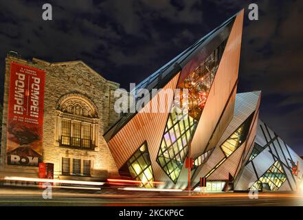 Michael Lee-Chin Crystal Zusätzlich zum Royal Ontario Museum sehen Sie bei Nacht in Toronto, Ontario, Kanada, am 19. Oktober 2015. Die dekonstruktivistische kristalline Form, die von Daniel Libeskind entworfen wurde, ist zu 25 Prozent aus Glas und zu 75 Prozent aus Aluminium auf einem Stahlrahmen verkleidet. Das Royal Ontario Museum (ROM) ist ein Museum der Weltkultur und Naturgeschichte. (Foto von Creative Touch Imaging Ltd./NurPhoto) Stockfoto