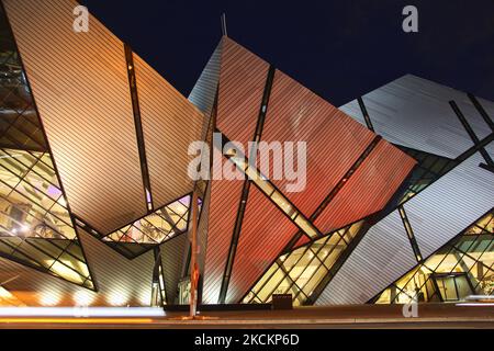 Michael Lee-Chin Crystal Zusätzlich zum Royal Ontario Museum sehen Sie bei Nacht in Toronto, Ontario, Kanada, am 19. Oktober 2015. Die dekonstruktivistische kristalline Form, die von Daniel Libeskind entworfen wurde, ist zu 25 Prozent aus Glas und zu 75 Prozent aus Aluminium auf einem Stahlrahmen verkleidet. Das Royal Ontario Museum (ROM) ist ein Museum der Weltkultur und Naturgeschichte. (Foto von Creative Touch Imaging Ltd./NurPhoto) Stockfoto