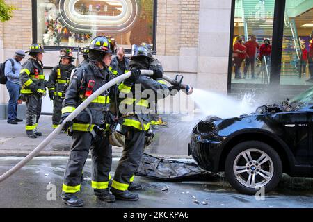 New York, USA. 04.. November 2022. Feuerwehrleute löschen am 4. November 2022 ein Feuer, das ein BMW-Auto in der Prince Street, Soho, New York City, NY, USA, umschlingte. Foto von Charles Guerin/ABACAPRESS.COM Quelle: Abaca Press/Alamy Live News Stockfoto